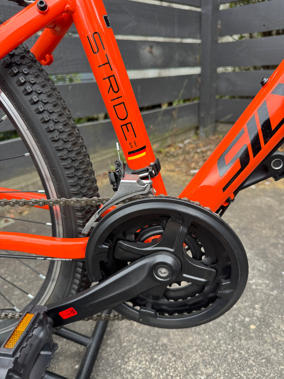 AB Bikes Mountain Bike Silverback Stride in orange – foot pedal view