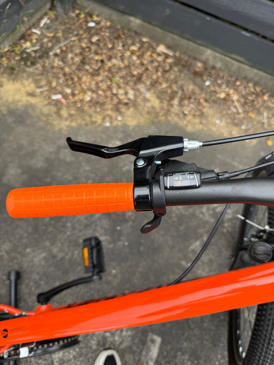 AB Bikes Mountain Bike Silverback Stride in orange – left handbar view