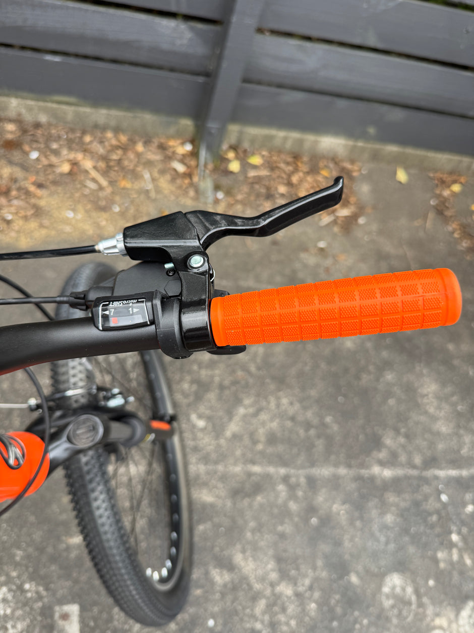 AB Bikes Mountain Bike Silverback Stride in orange – right handbar view