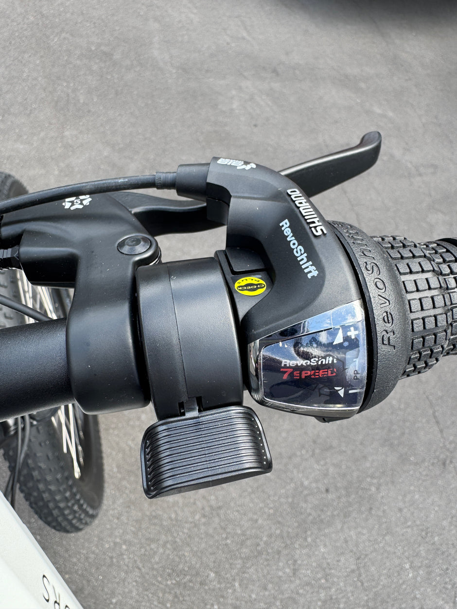 AB Bikes E Bikes Sondors Smart Step in white – gearing view