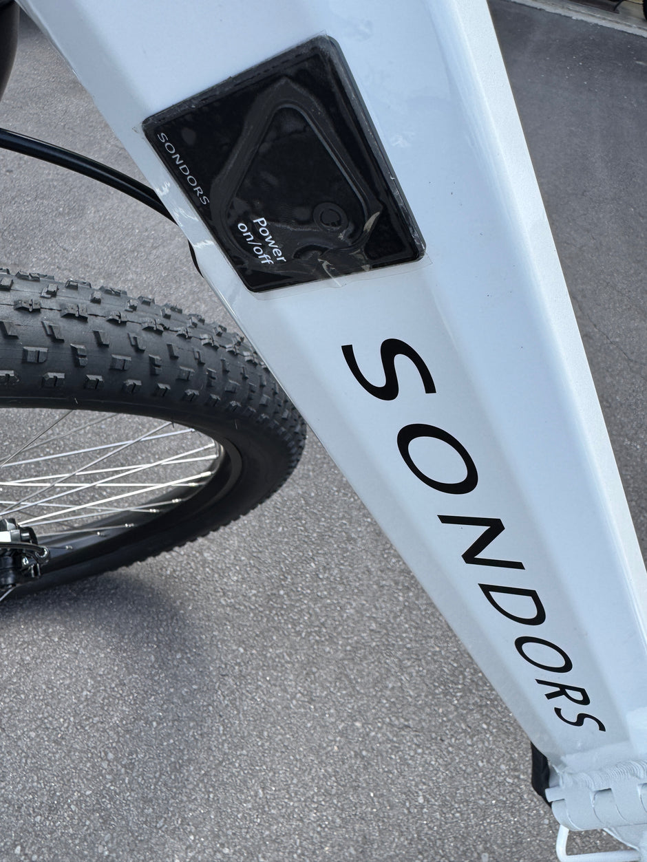 AB Bikes E Bikes Sondors Smart Step in white – charing port view