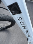 AB Bikes E Bikes Sondors Smart Step in white – charing port view
