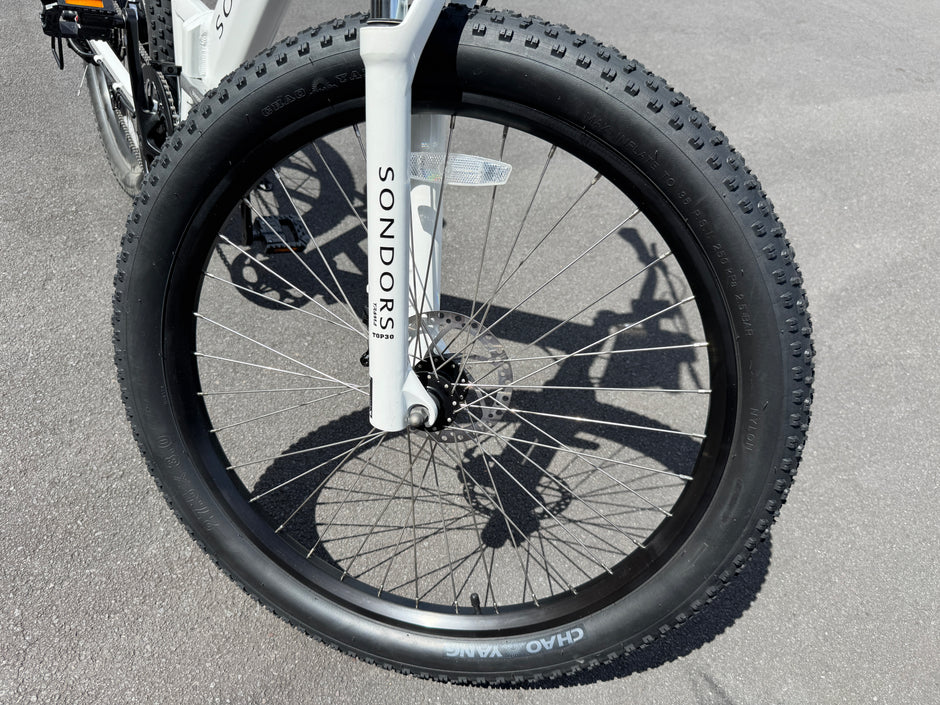 AB Bikes E Bikes Sondors Smart Step in white – front wheel view