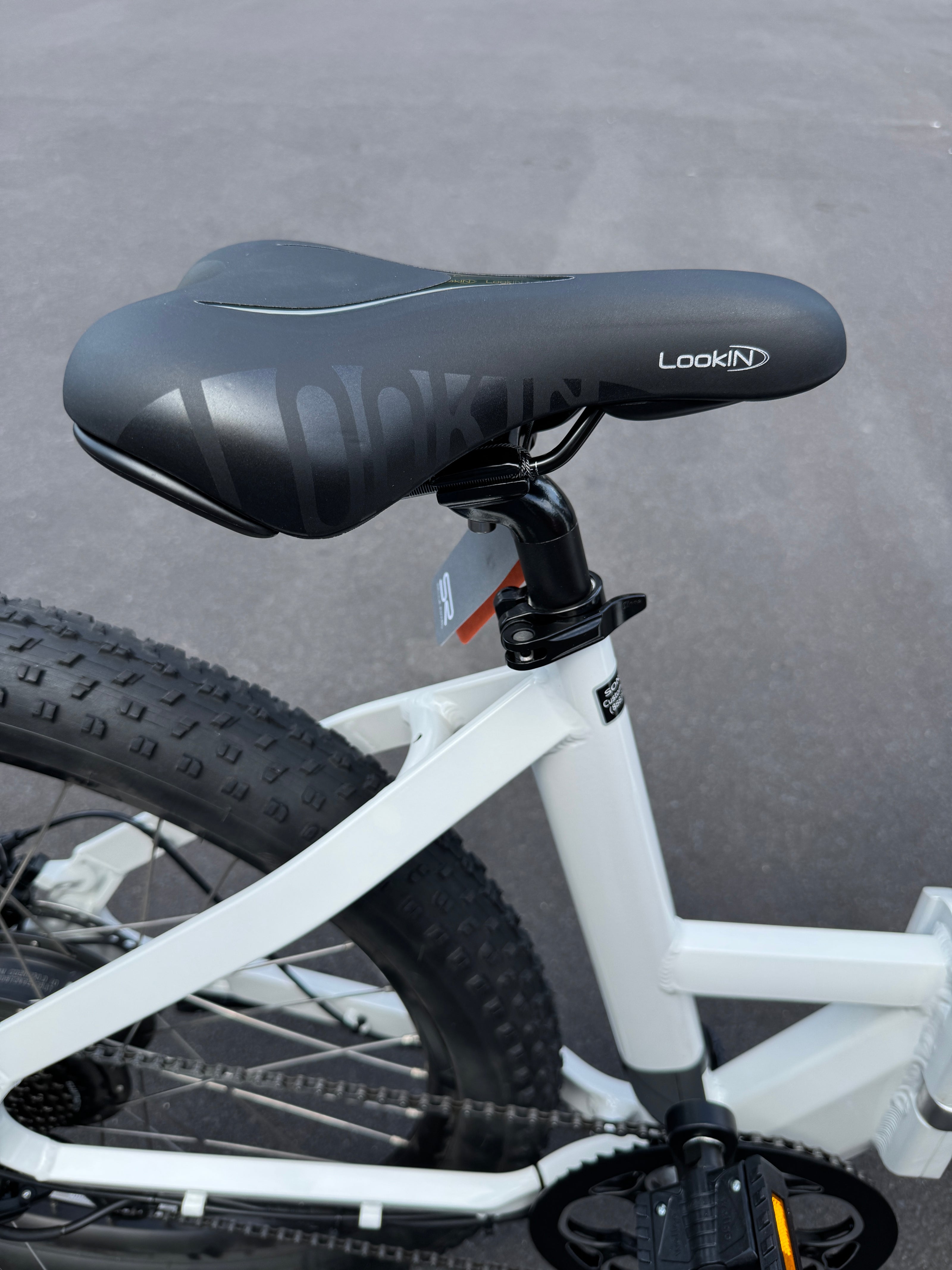 AB Bikes E Bikes Sondors Smart Step in white – bike seat view