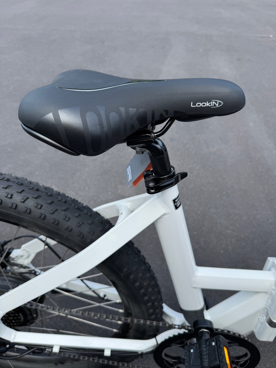 AB Bikes E Bikes Sondors Smart Step in white – bike seat view