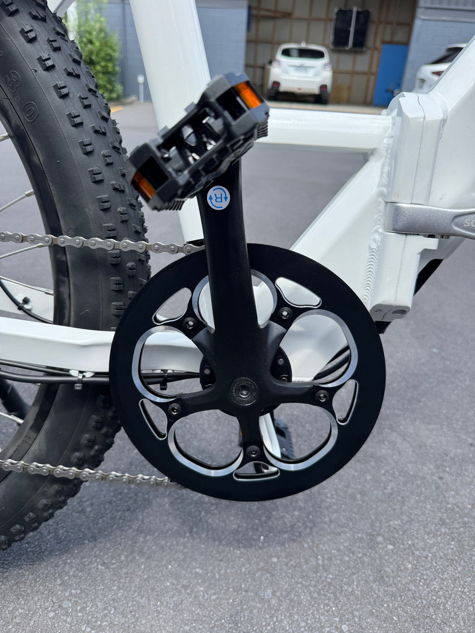 AB Bikes E Bikes Sondors Smart Step in white – foot pedal view