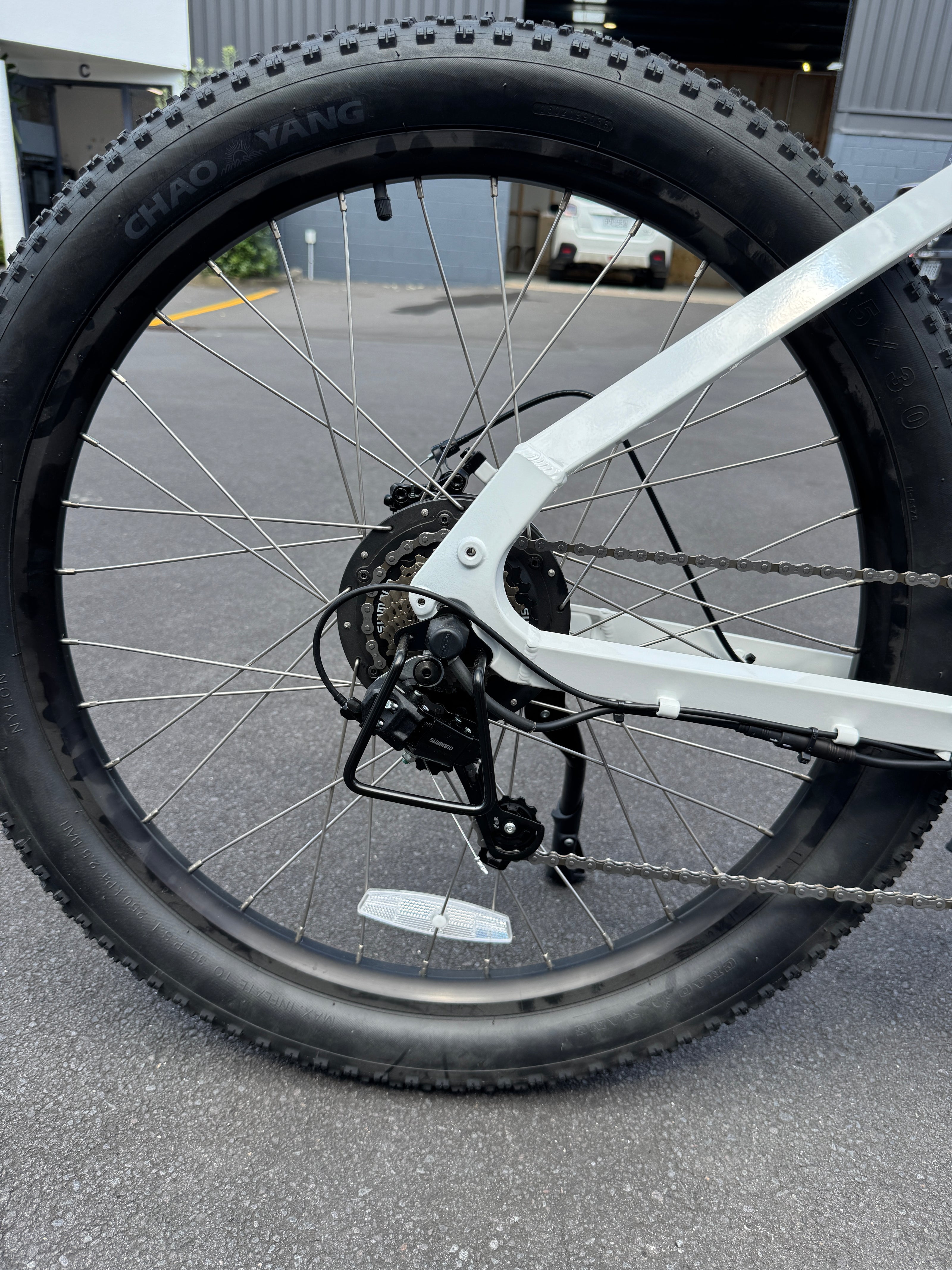 AB Bikes E Bikes Sondors Smart Step in white – rear wheel view
