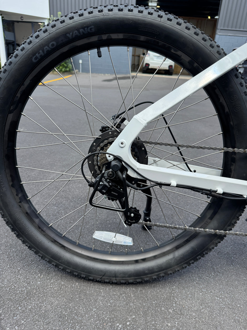 AB Bikes E Bikes Sondors Smart Step in white – rear wheel view