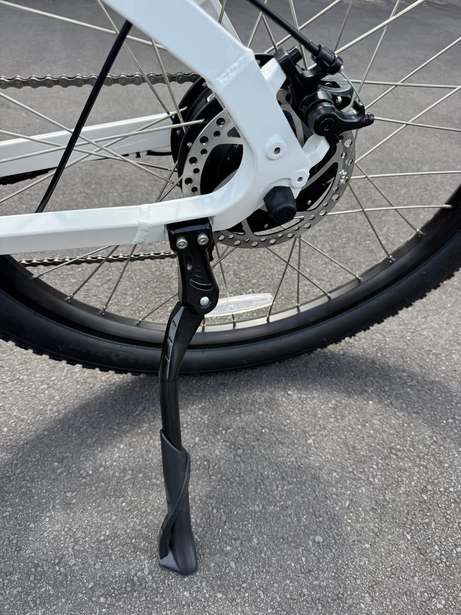 AB Bikes E Bikes Sondors Smart Step in white – bike stand view