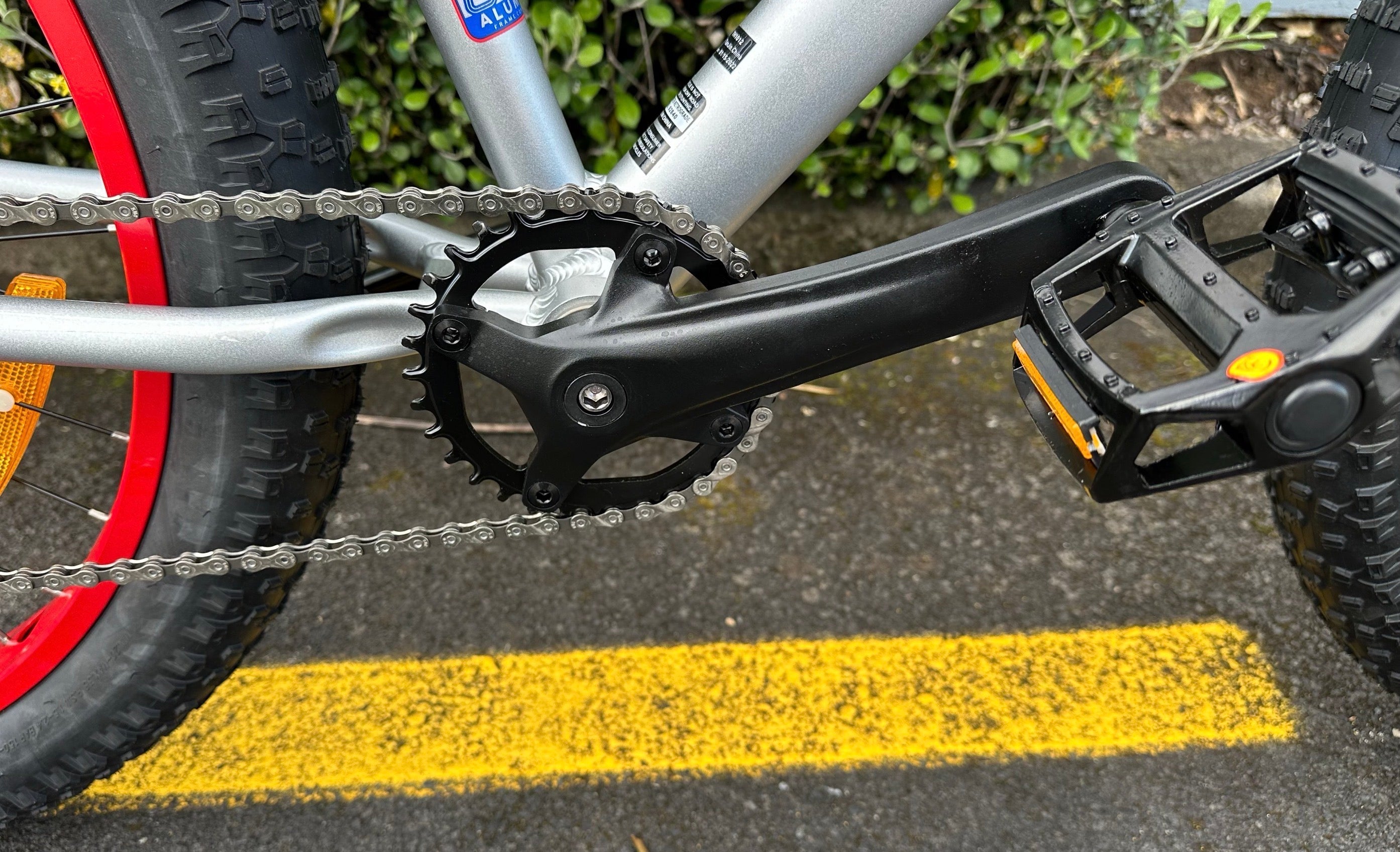 AB Bikes BMX Thruster Retrograde in silver – chain and foot pedal view