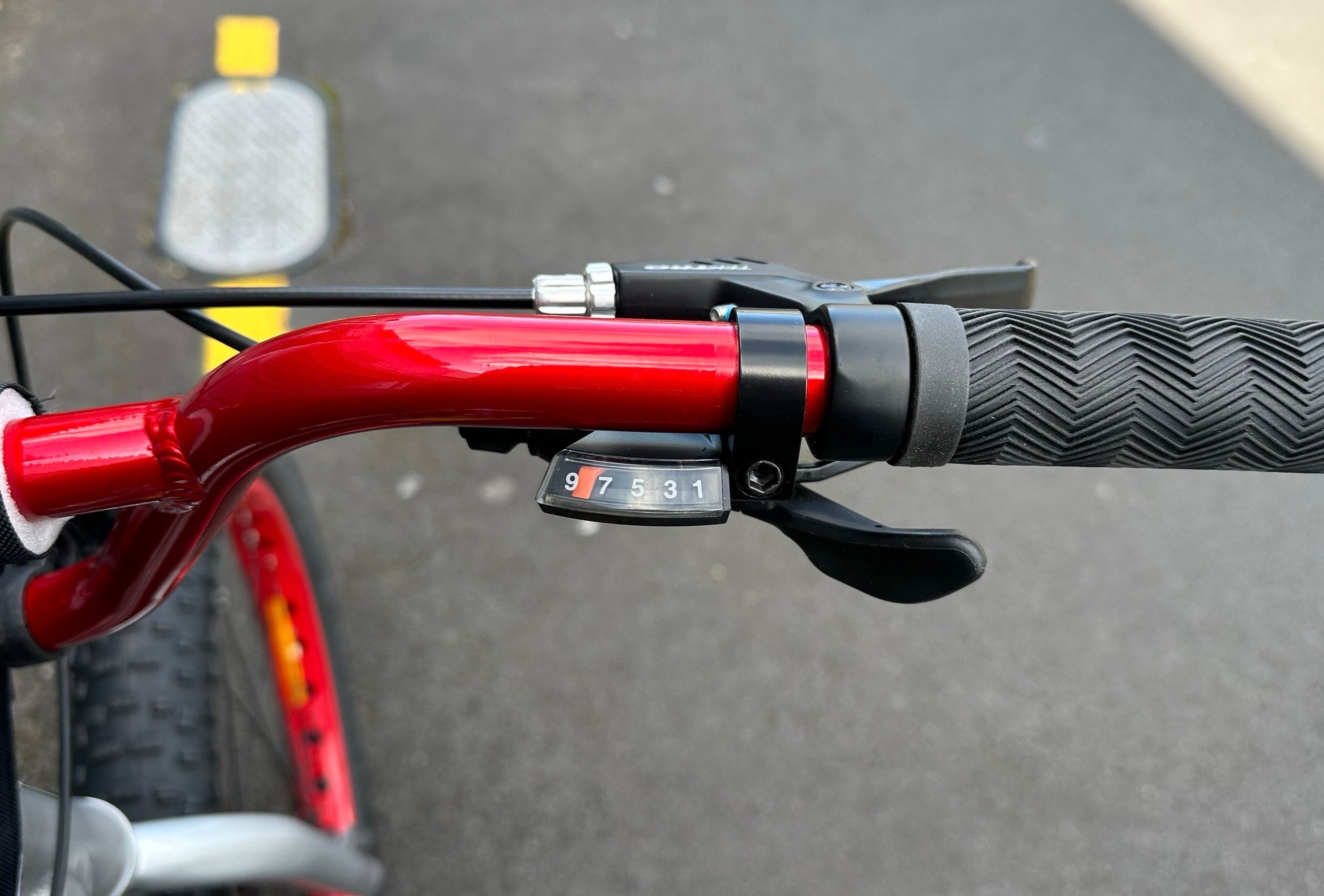 AB Bikes BMX Thruster Retrograde in silver – right handbar view