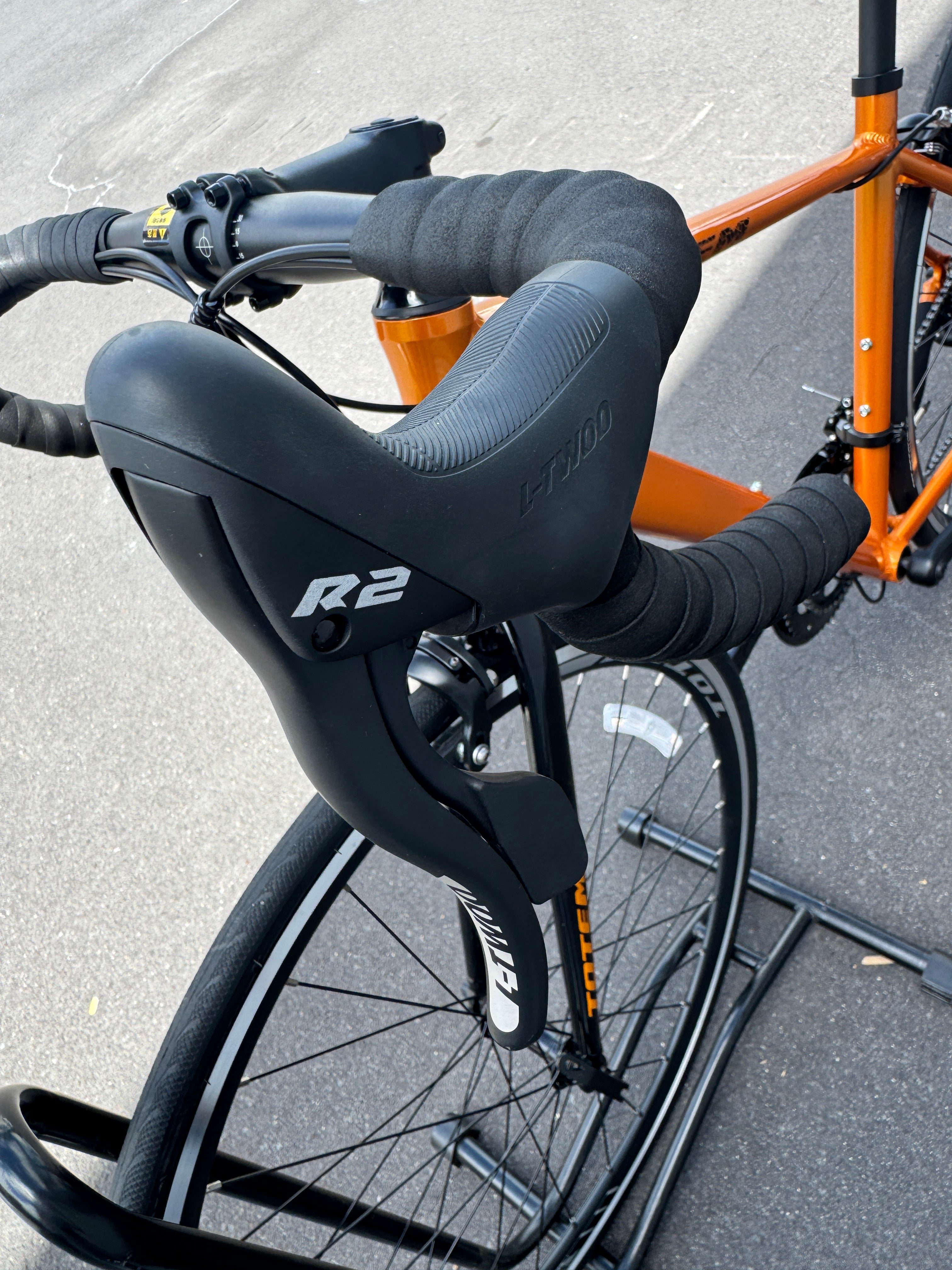 AB Bikes Road Bike Totem in orange – left handbar view