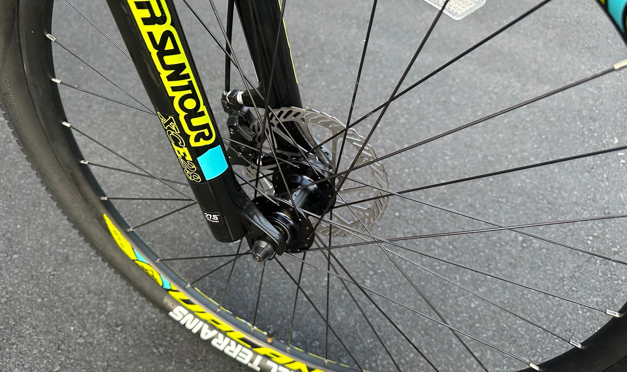 AB Bikes Mountain Bike UPLAND in bright yellow – front wheel view