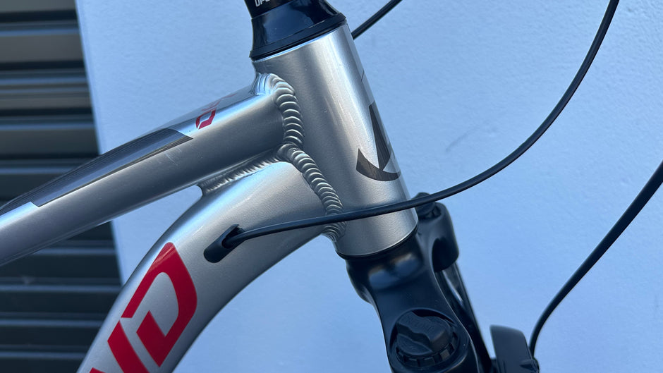 AB Bikes Mountain Bike UPLAND in silver black – head tube view