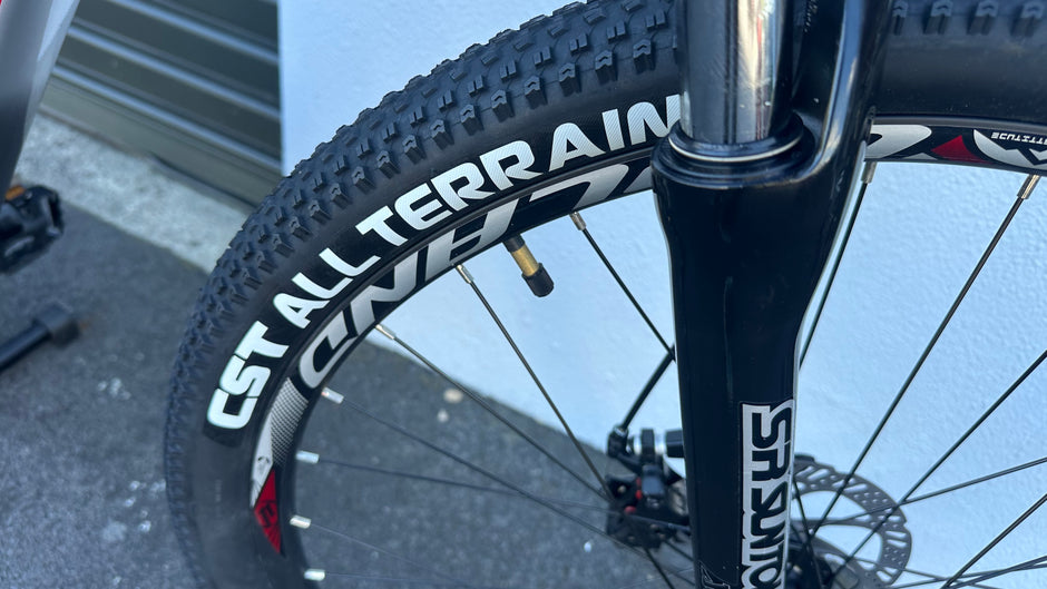 AB Bikes Mountain Bike UPLAND in silver black – front suspension view