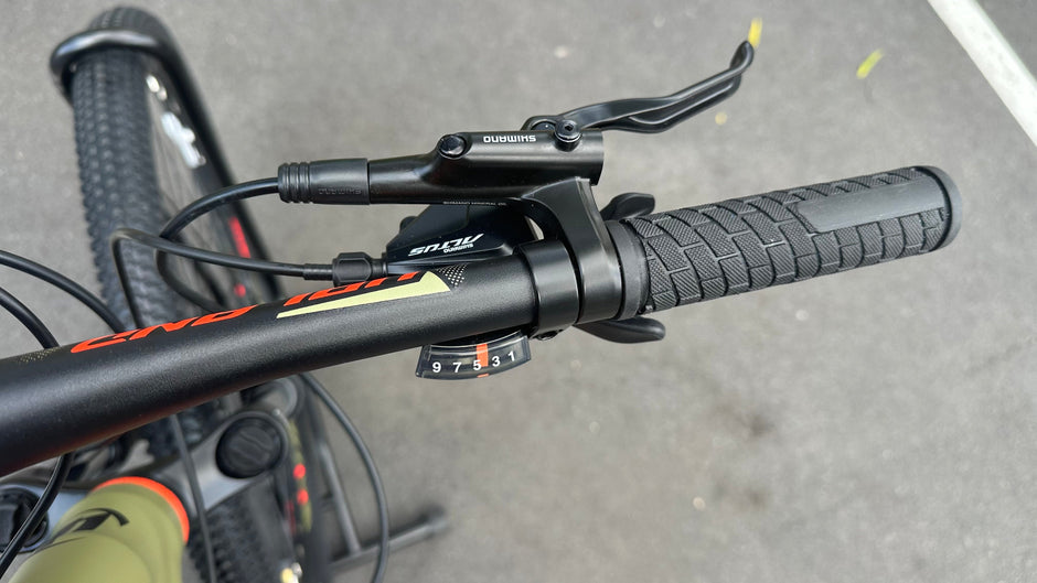 AB Bikes Mountain Bike UPLAND Vanguard in green – right handbar view