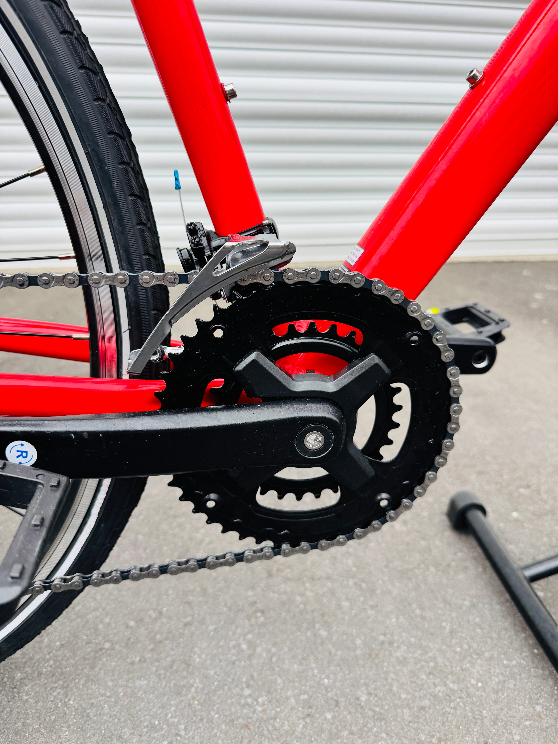 AB Bikes Mountain Bike Rental Ceres in red – chain and foot pedal view