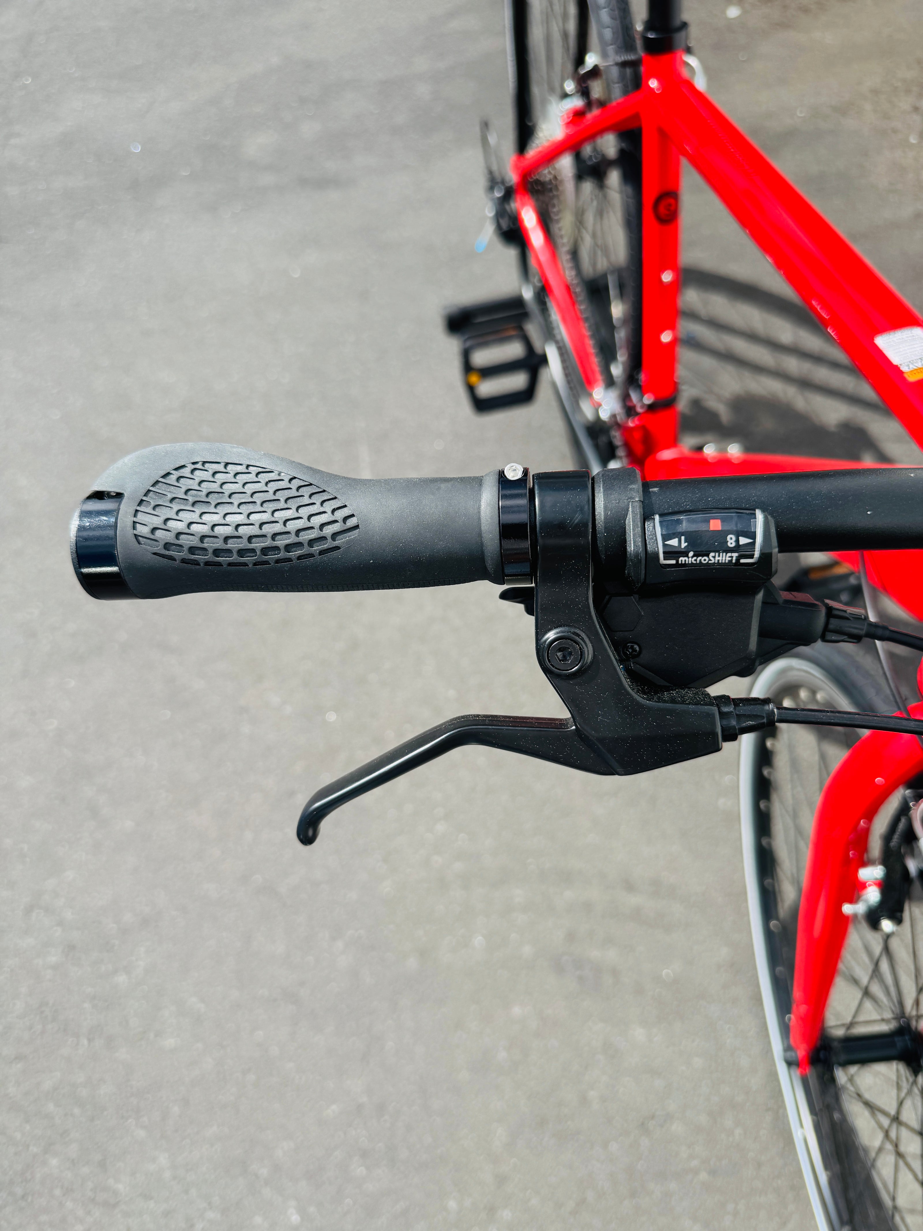 AB Bikes Mountain Bike Univega Maxima Fit 1.0 in red – right handbar view