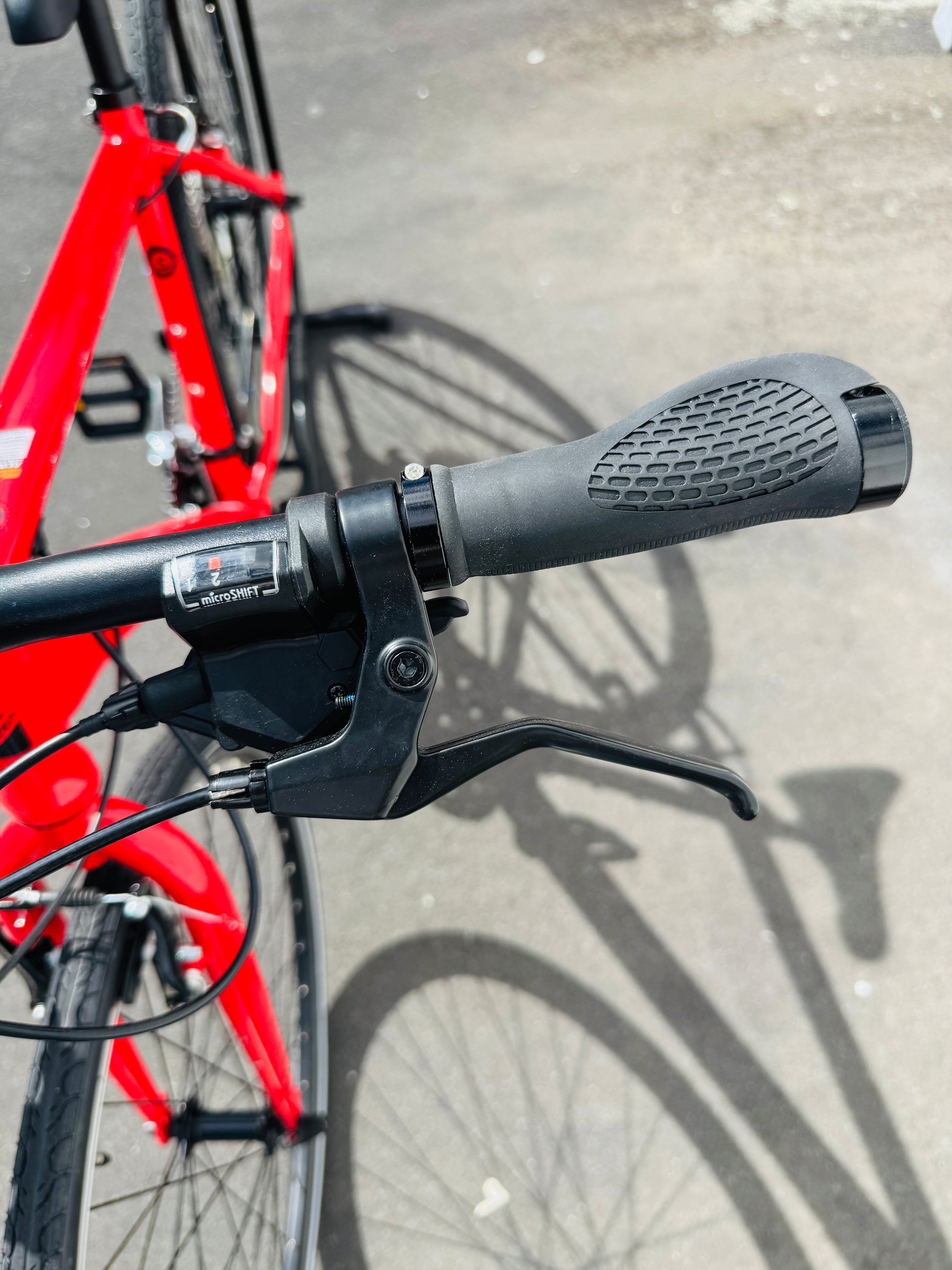 AB Bikes Mountain Bike Univega Maxima Fit 1.0 in red – left handbar view