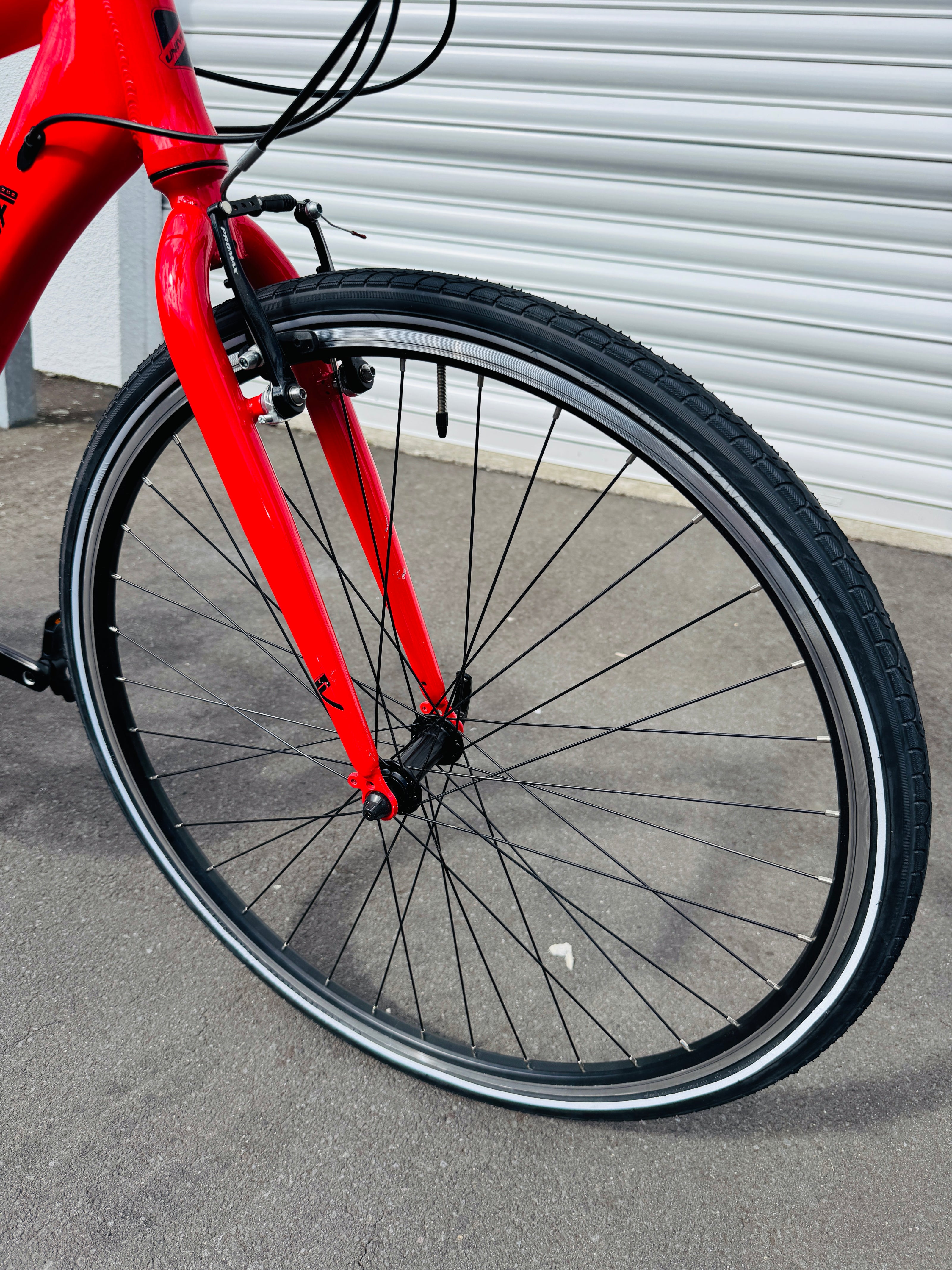 AB Bikes Mountain Bike Univega Maxima Fit 1.0 in red – front wheel view