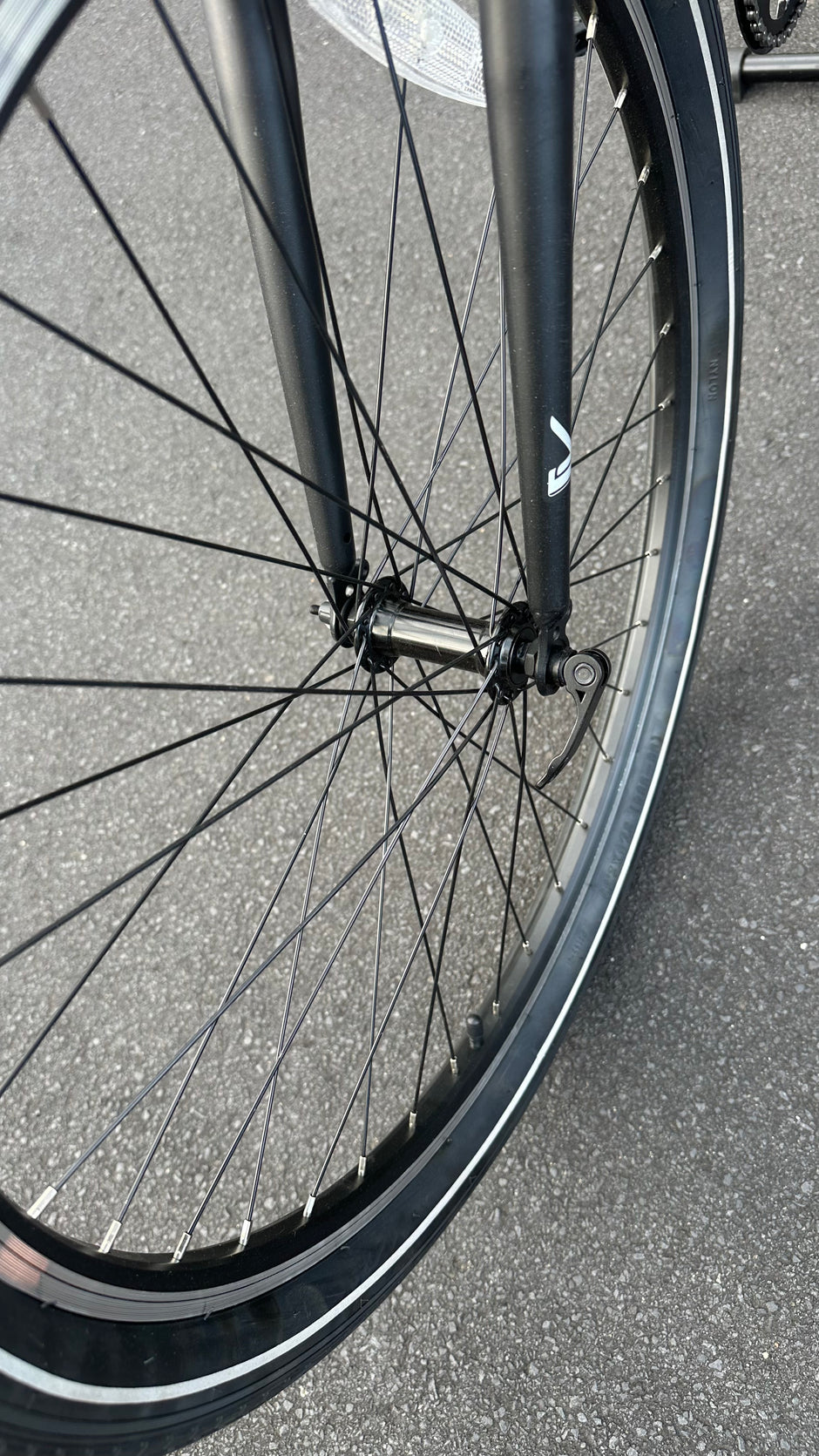 AB Bikes Road/City Bike Univega Weekend Escape 1.0 in black – front wheel view