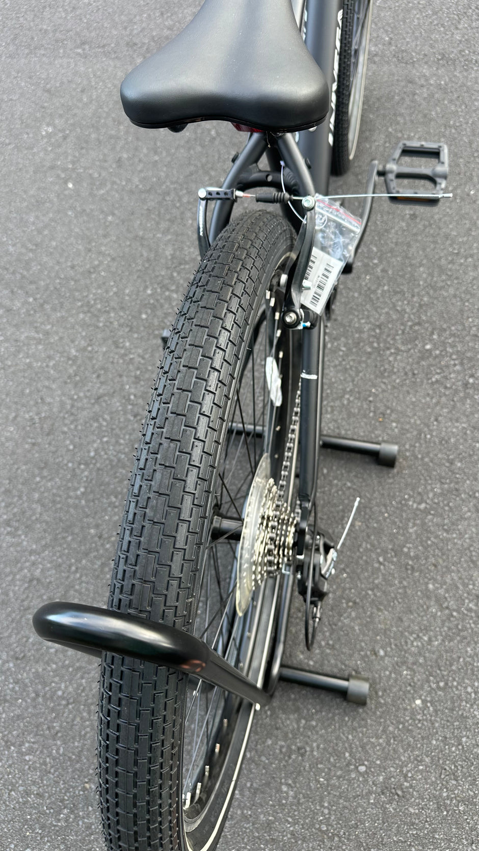 AB Bikes Road/City Bike Univega Weekend Escape 1.0 in black – rear wheel view