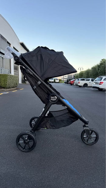 AB Bikes baby stroller baby jogger city mini GT2 in blue – side view